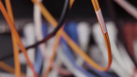 primer plano de cables eléctricos de color