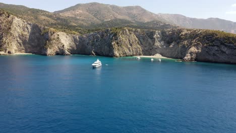 Pintoresco-Paisaje-Montañoso-Griego-Y-Costa-De-La-Bahía-Oceánica,-Barcos-Atracados