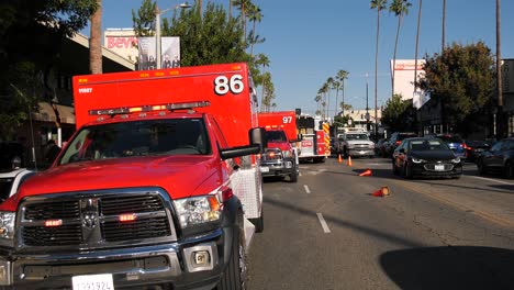 ambulancias de rescate alineadas en la escena