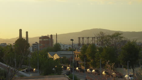 La-Luz-Del-Atardecer-Baña-Las-Calles-De-La-Ciudad-Y-El-Horizonte-Industrial.