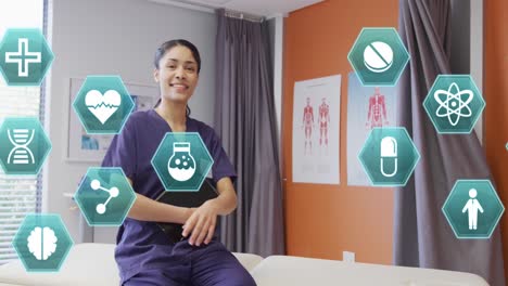 animación de iconos médicos sobre una fisioterapeuta bi-racial sonriente en la sala de fisioterapia del hospital.