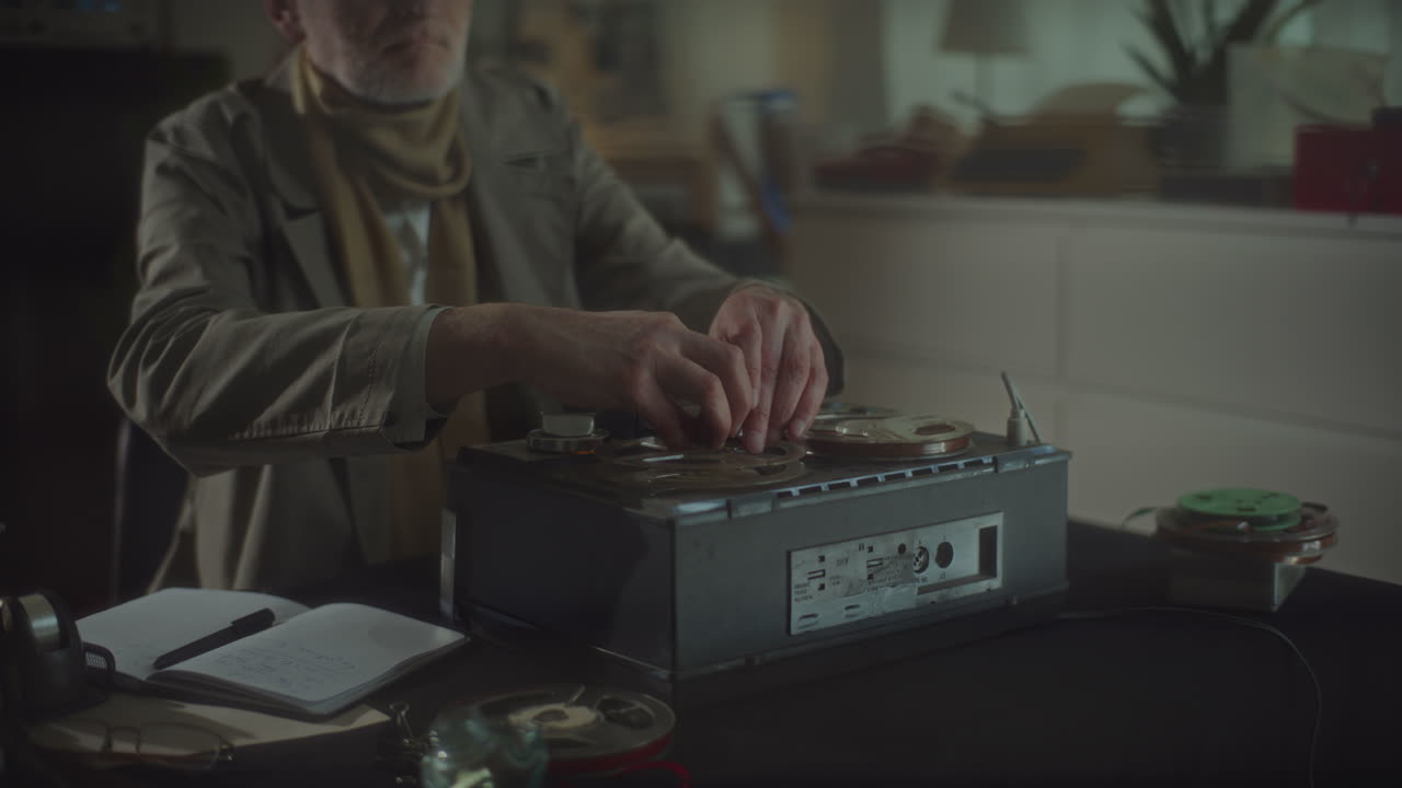 шпион слушает скрытые записи.