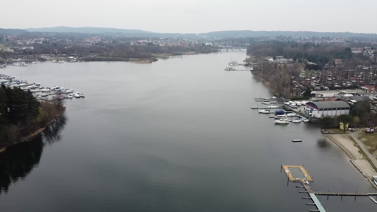 이탈리아 티치노 강. 강 부두