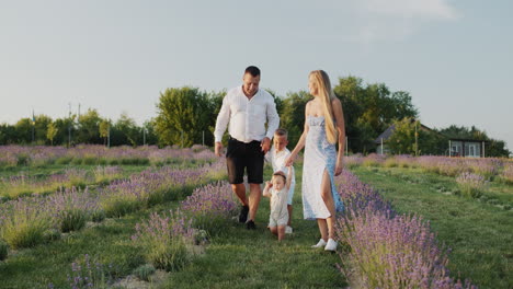 Familia-Alegre-Con-Dos-Niños-Caminando-En-El-Campo-De-Lavanda