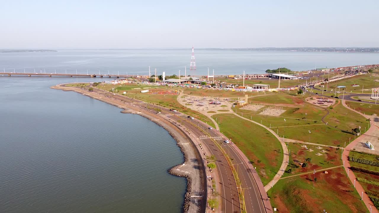 amplia vista aérea de la península con campos verdes y una carretera que conecta con un puente en posadas, misiones, argentina