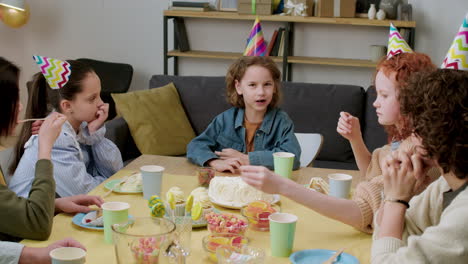 gente en una fiesta de cumpleaños
