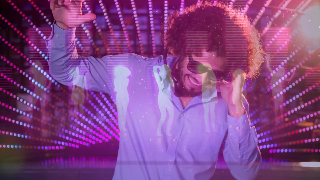 animación digital que muestra a un discotequista sonriente mezclando música en un pub 4k