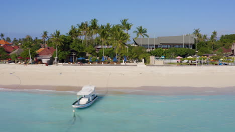 Drohnenaufnahmen-Von-Bali-Indonesiens-Sonnenuntergangsstrand-In-Nusa-Lembogan,-Gefilmt-Mit-Wunderschönem-Sand-Und-Blauem-Meer-Mit-Weißen-Wellen,-Bali-Häusern-Und-Tropischen-Palmen,-Sonnigem-Wetter,-Kokosnuss-Und-Banane