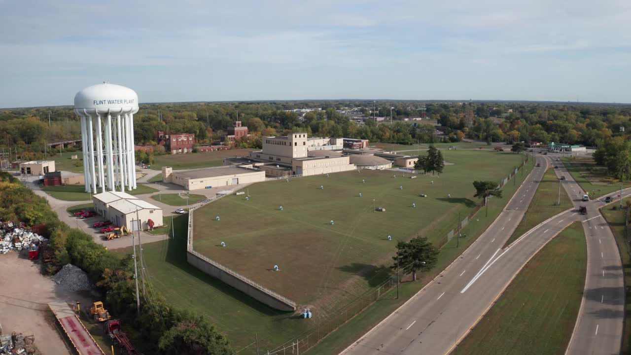 475개의 고속도로 교통량을 보여주는 안정적인 비디오가 있는 플린트, 미시간 급수탑 및 처리장