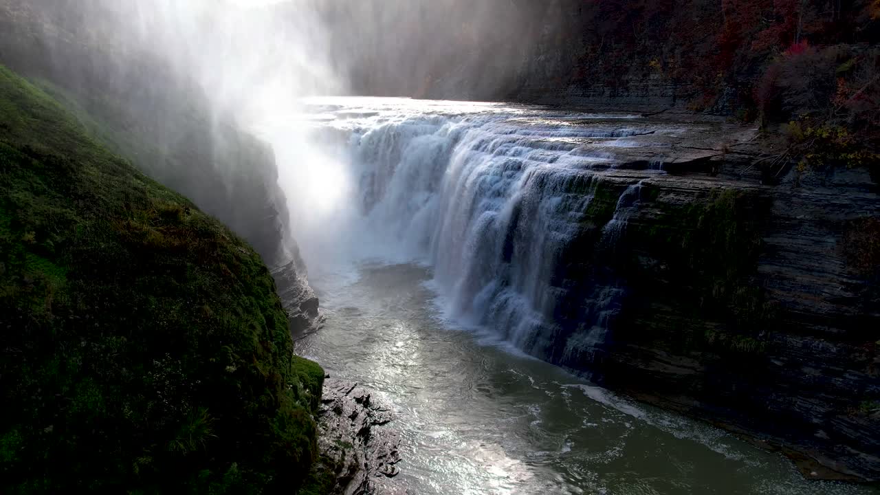푸른 나무 들 에 둘러싸인 조용 한 강 을 가로지르는 돌 다리
