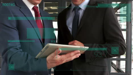 animación del procesamiento de datos sobre colegas caucásicos que usan tableta en la oficina