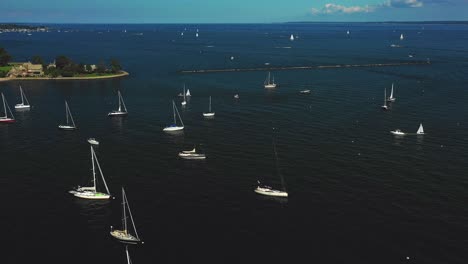 Drone-Pan-A-Través-De-Un-Puerto-Lleno-De-Yates-Y-Barcos-En-El-Noreste-En-Un-Día-De-Verano-En-4k