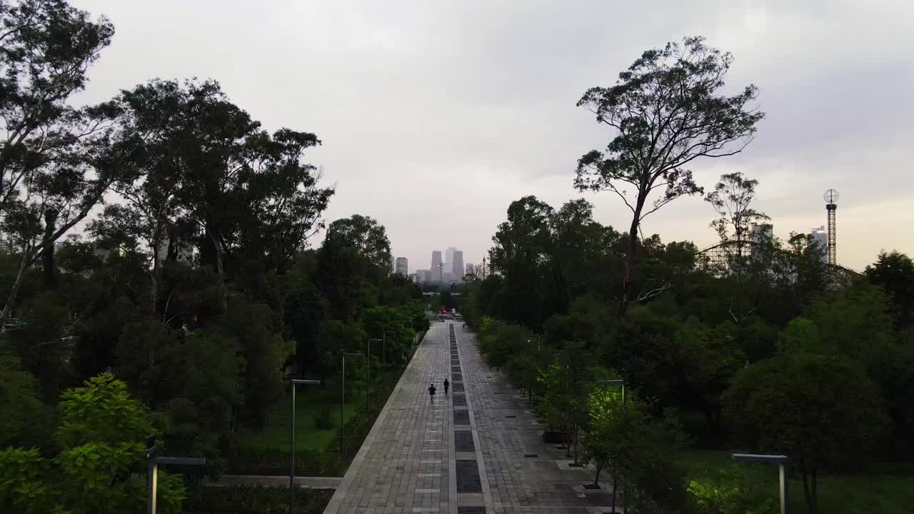 corriendo en una tarde lluviosa