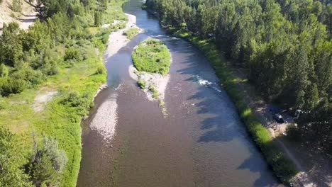 Weicher,-Abwärts-Gerichteter-Drohnenschuss-Des-Flusses