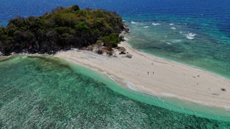 imágenes de un avión no tripulado de una pequeña isla tropical cerca de palawan en filipinas