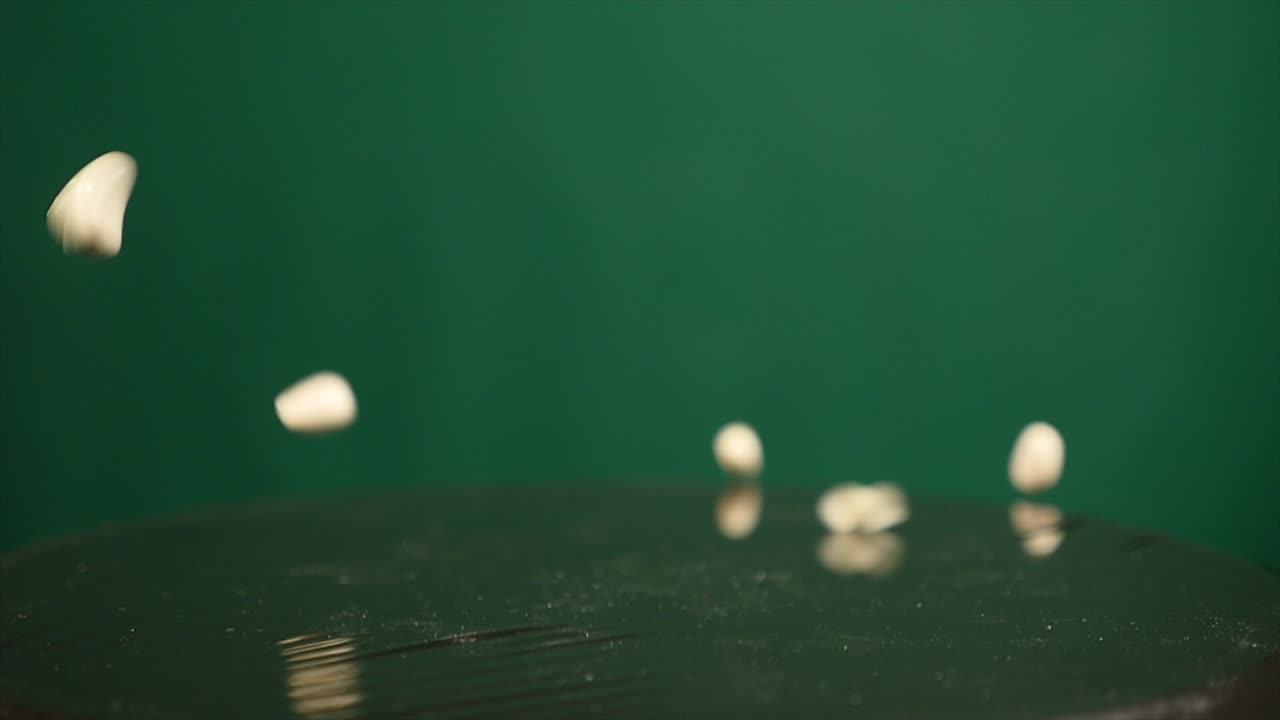 초록색 배경에 서브우퍼를 움직이는 점핑 콩