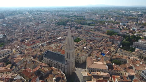el centro histórico de montpellier ecusson por avión no tripulado con el parque peyrou en el fondo.