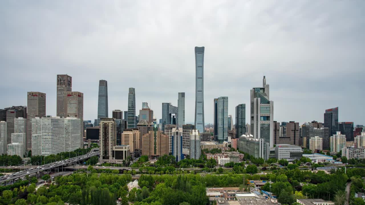 타임 스 도시 분위기: 피크 아워 교통 체증, 스카이 라인 근처의 큰 애비뉴의 오버브라스, 랜드마크, 고층 빌딩, 현대 도시, 금융 비즈니스 센터, 다운타운