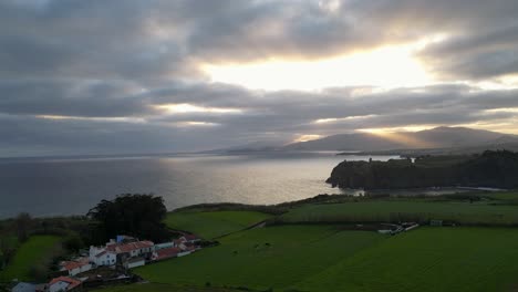 Vista-Aérea-Del-Amanecer-Junto-Al-Volcán-Pico-En-Azores