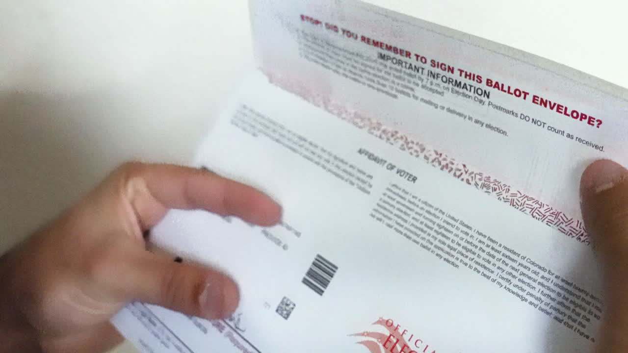 el hombre sella el sobre de la boleta electoral por correo oficial de cerca