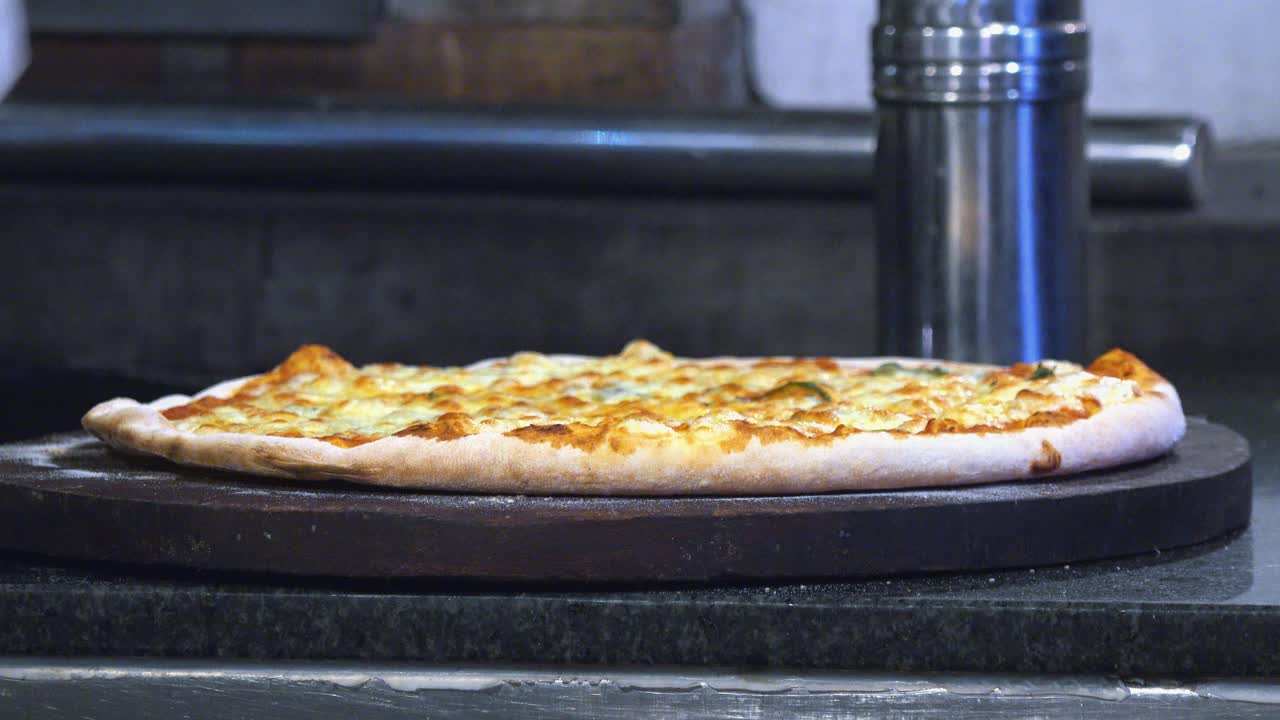 Fatiando Pizza Pronta para Servir