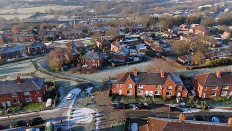 La-Vista-Invernal-Desde-Un-Dron-Captura-El-Típico-Desarrollo-De-Viviendas-Propiedad-Del-Consejo-Urbano-Del-Reino-Unido-En-Dewsbury-Moore-Council-Estate,-Con-Casas-Adosadas-De-Ladrillo-Rojo-Y-El-Yorkshire-Industrial.