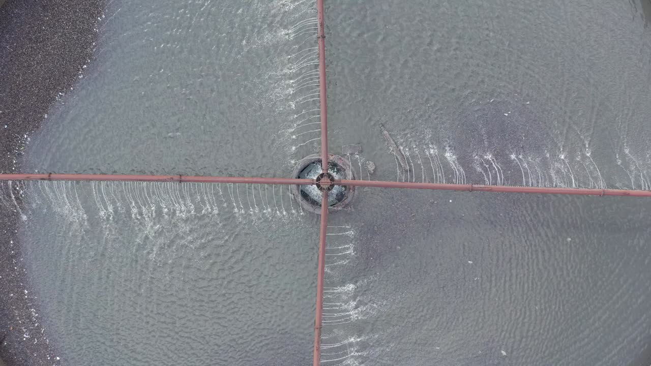 작업 중에 하수 정화 및 필터링을위한 건설. 드론 비디오.