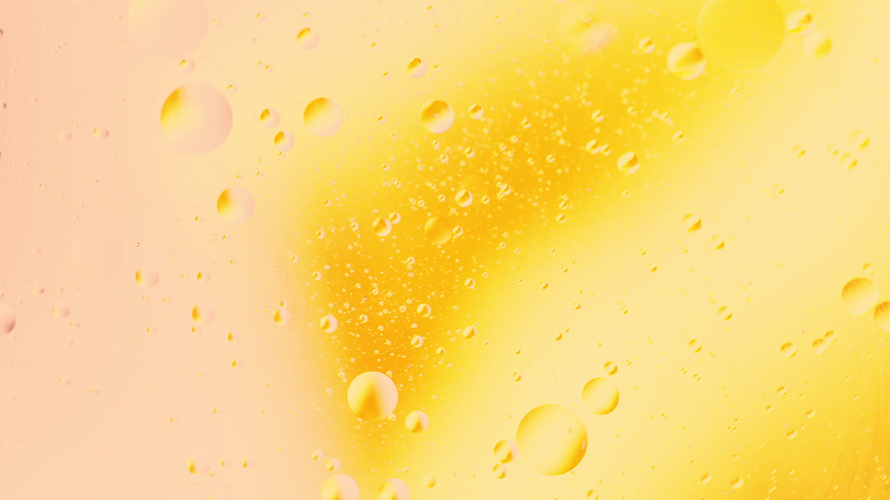 色のグラデーションの抽象的な背景を混合した水の回転で油の泡を実際に閉じる