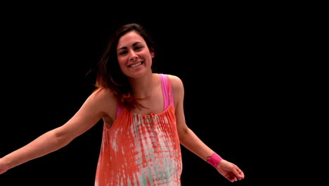 una mujer joven y bonita sonriendo y girando