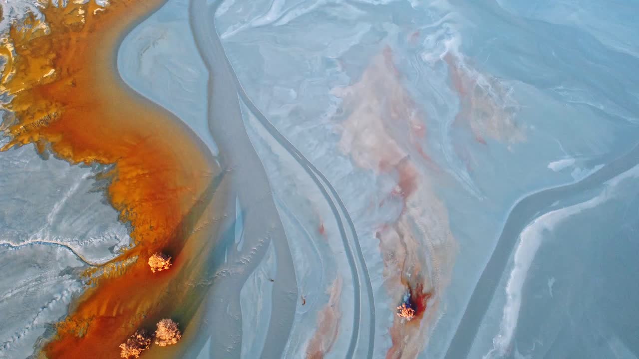 huelva의 광산 현장에서 모래 지형에 있는 다채로운 텍스처