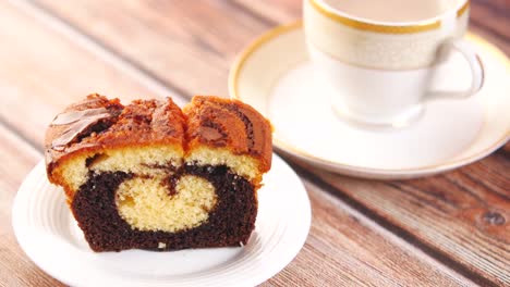 pastel de chocolate con té