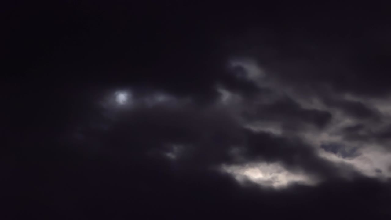 보름달에 하늘에서 흐르는 구름