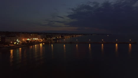 Vista-Aérea-Del-Resort-Y-El-Mar-Con-Muelle-Por-La-Noche