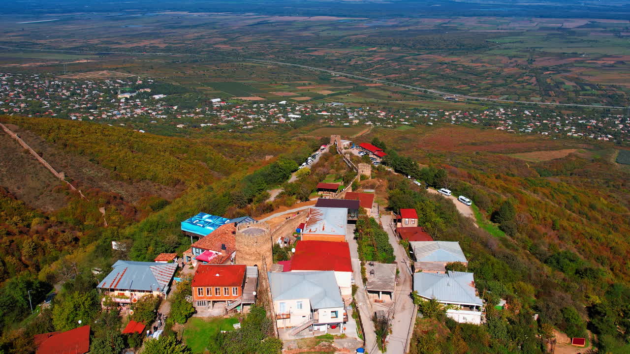 Quang cảnh thành phố Signaghi, Kakheti, Georgia đầy nắng trên đỉnh núi. Thành phố cổ đẹp như tranh vẽ với pháo đài thời trung cổ. Góc nhìn từ trên cao.