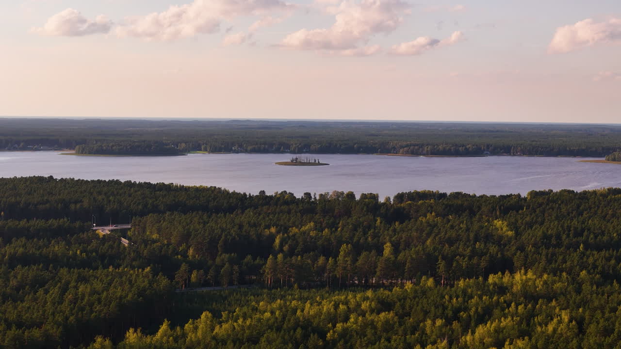 라트비아의 골든 아워 동안 발테저스 지역의 공중  오른쪽 사진