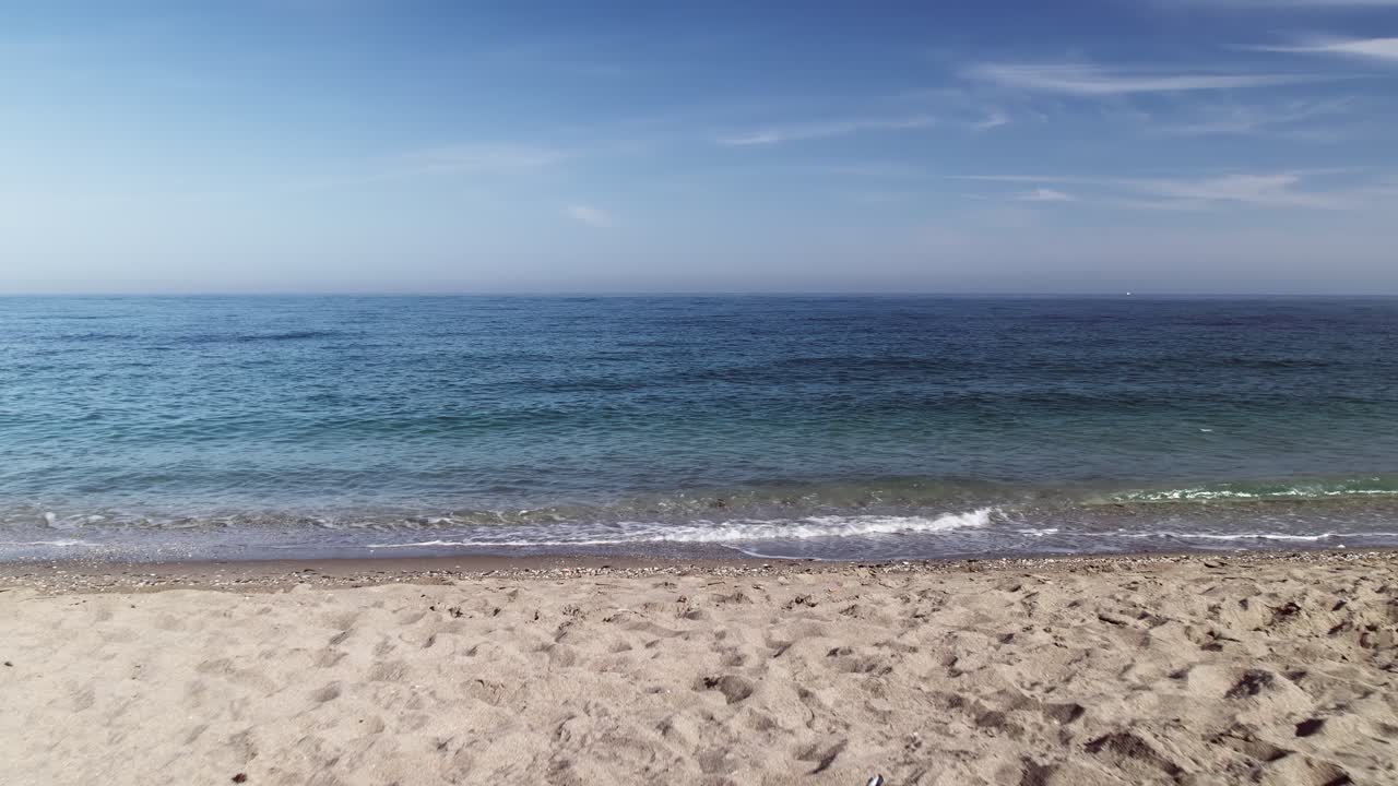 Onde calme su una spiaggia mediterranea deserta