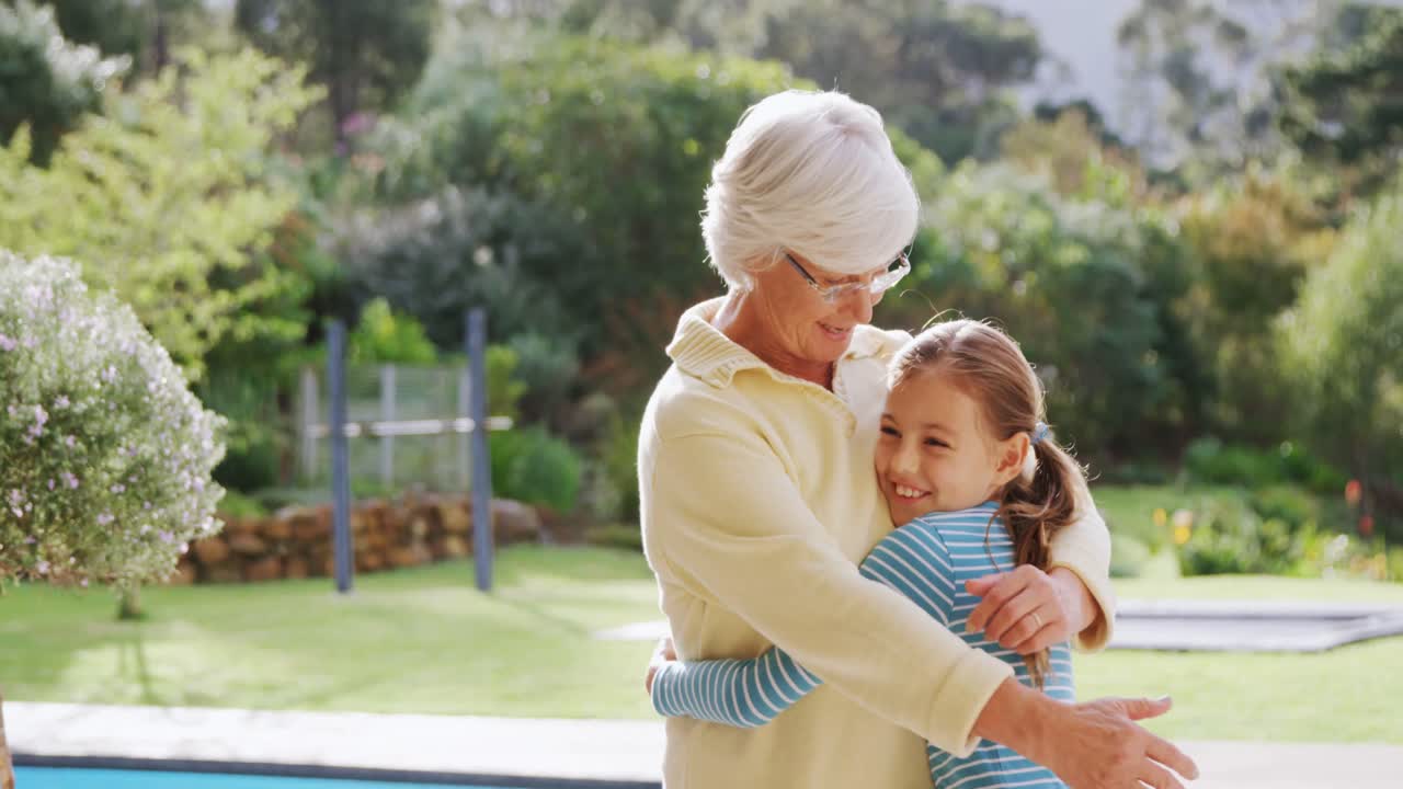 Nonna e bambina che si abbracciano 4K