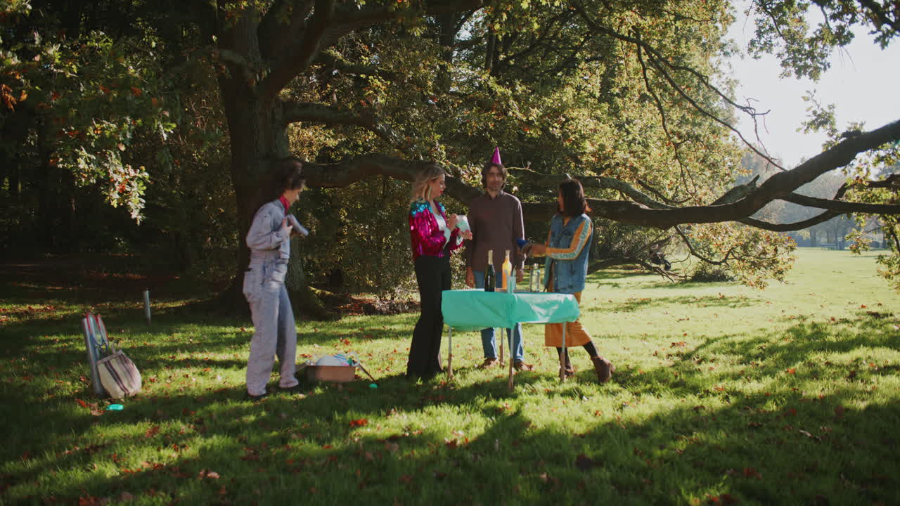 友達が屋外で祝っている