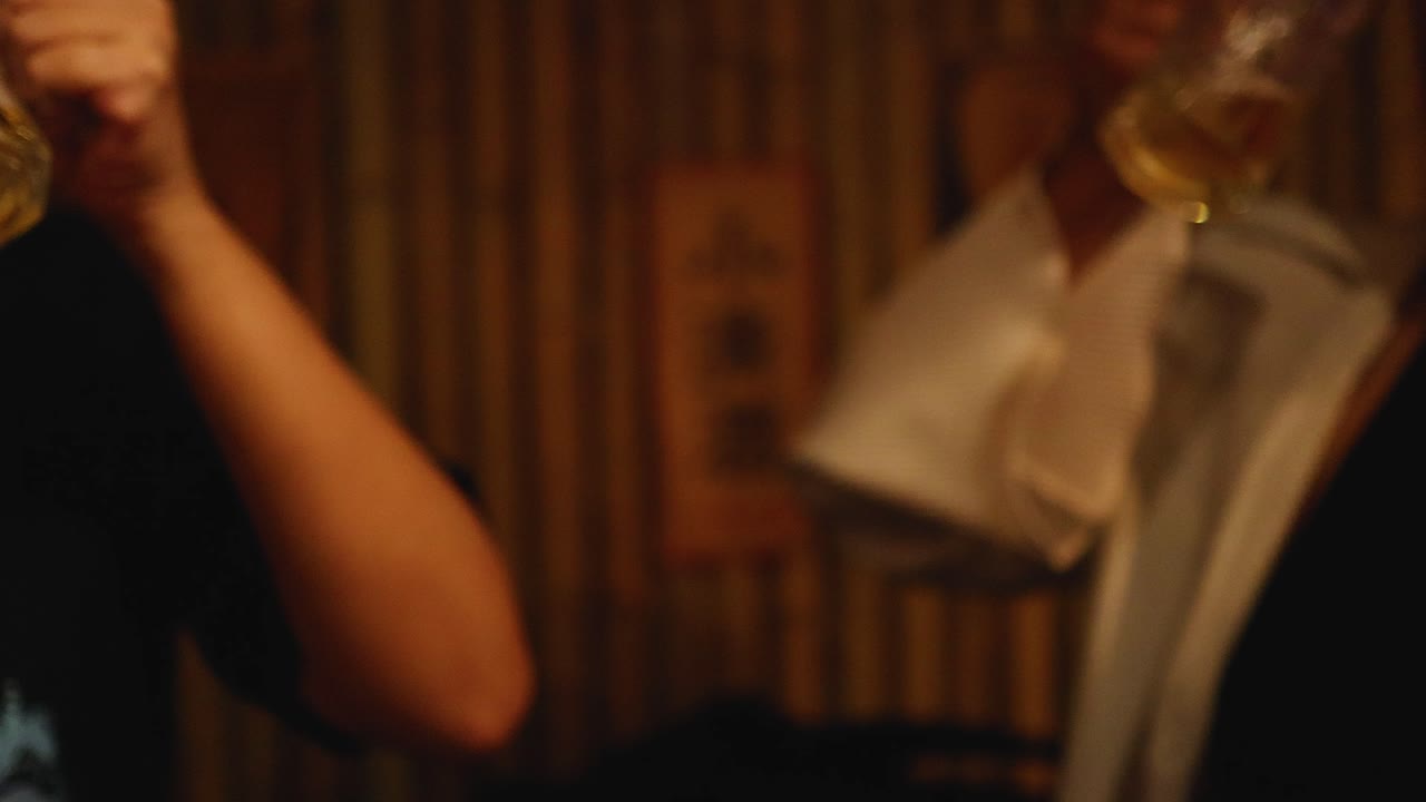 방 에서 맥주 를 함께 마시는 두 사람