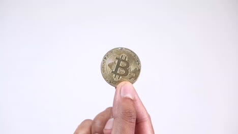 mano con una moneda de bitcoin