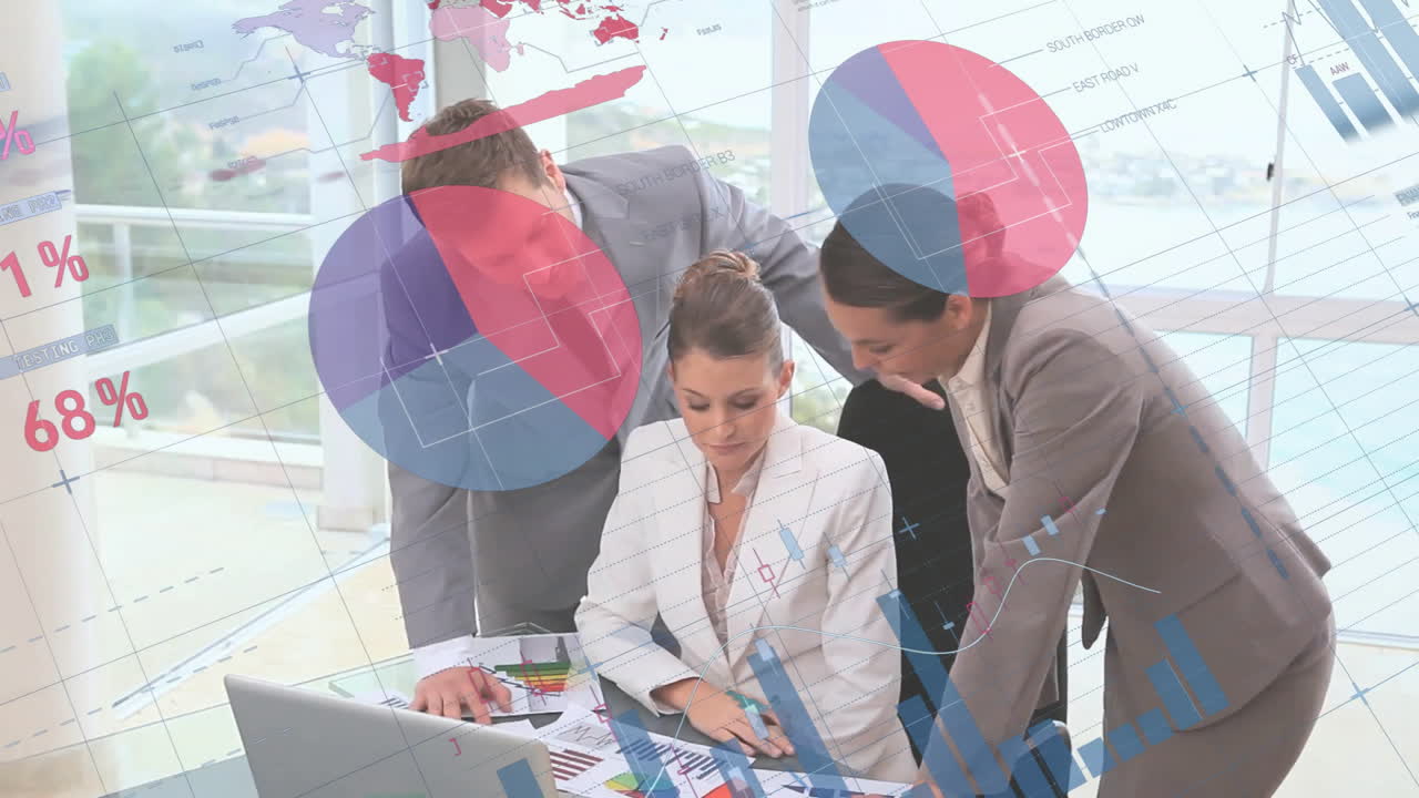 animación del procesamiento de datos financieros sobre diversas personas de negocios en la oficina