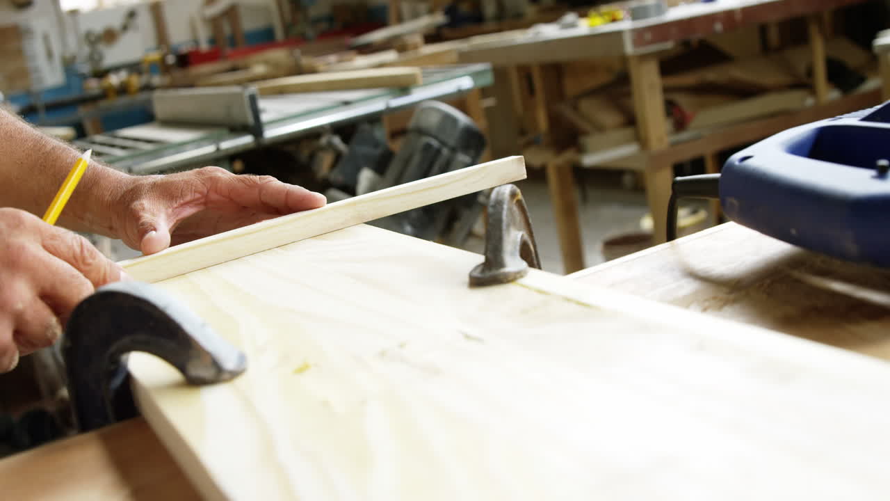 목수 가 나무판 을 그리는 것 에 초점을 맞추십시오