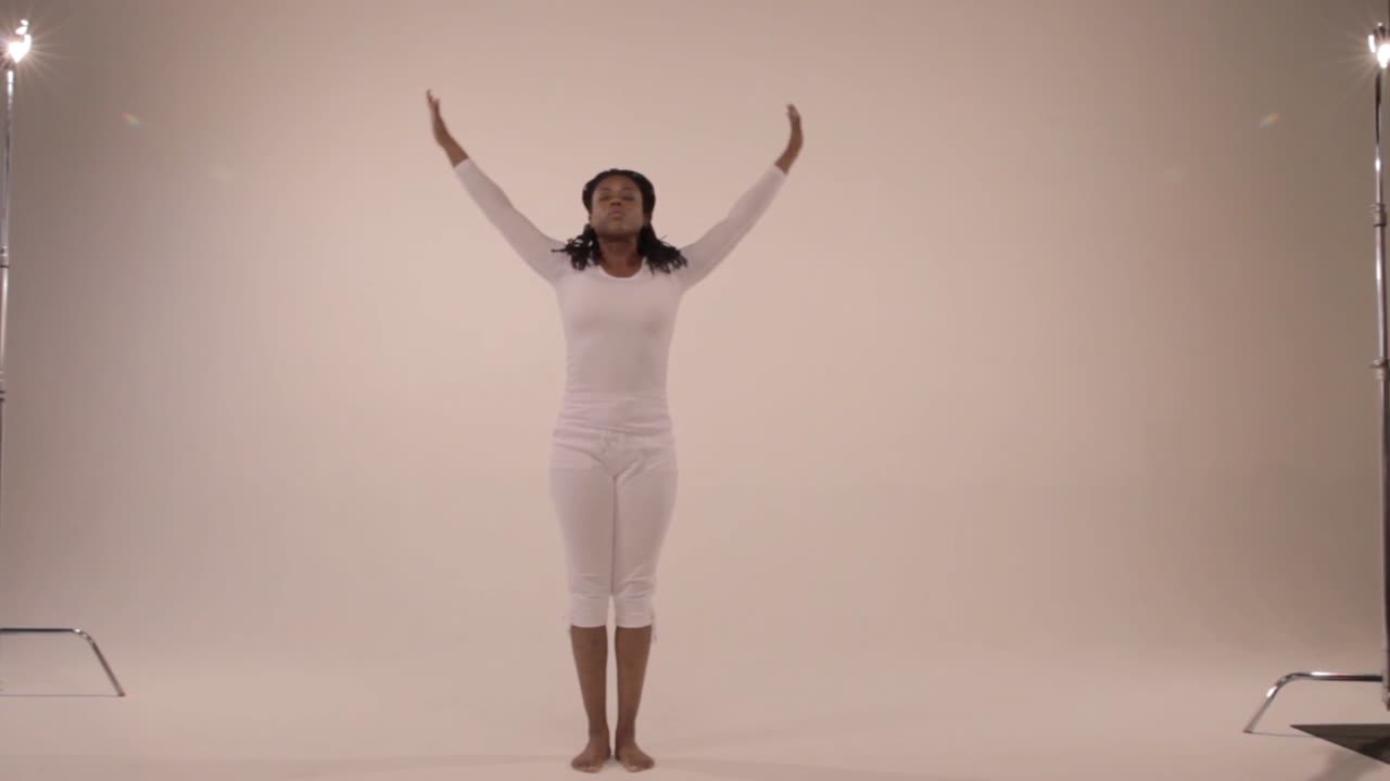 la yogini cambia lentamente a la pose de la montaña