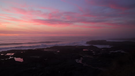 Wunderschöne-Sonnenuntergangsfarben-Am-Meer,-Die-Sich-Im-Wasser-Und-In-Den-Gezeitenbecken-Spiegeln