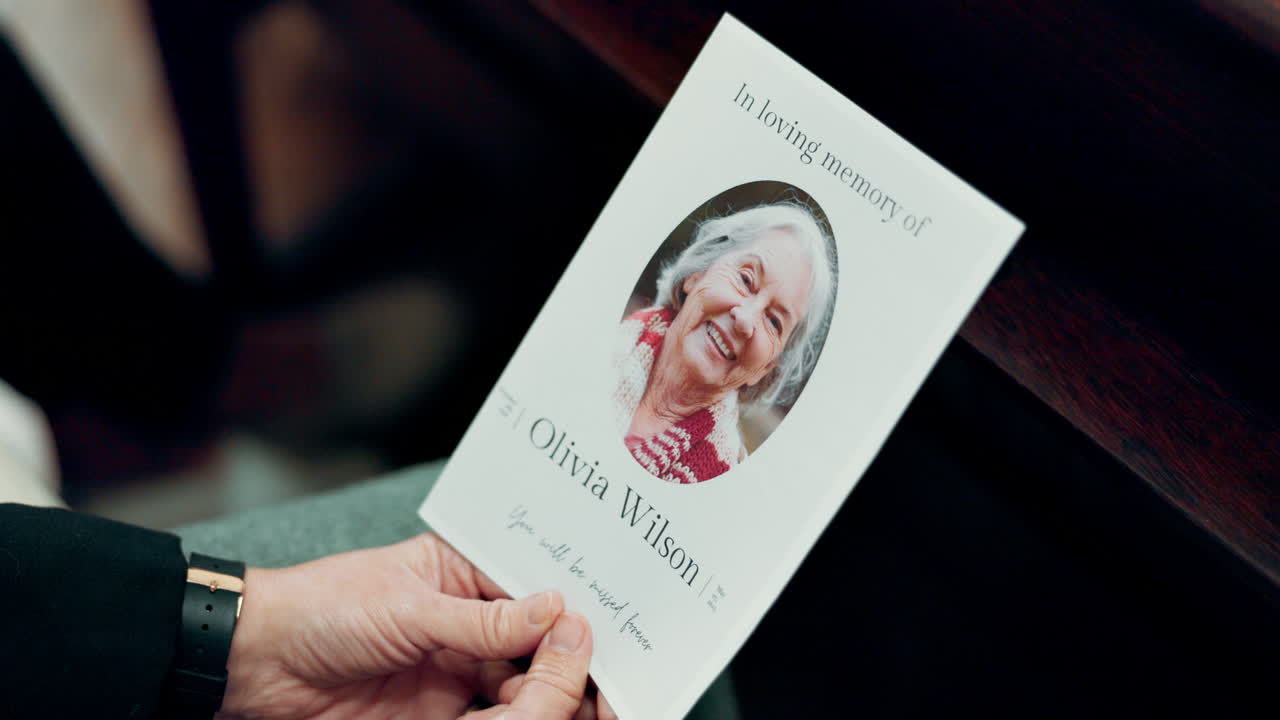 funeral, foto y muerte de una mujer mayor en la iglesia