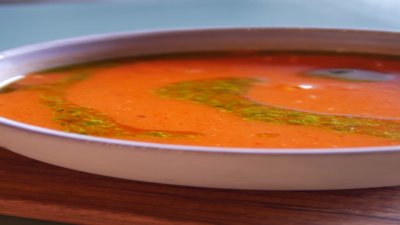 sopa de naranja en un cuenco