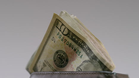 denaro all'interno di un portafoglio banconota da dieci dollari