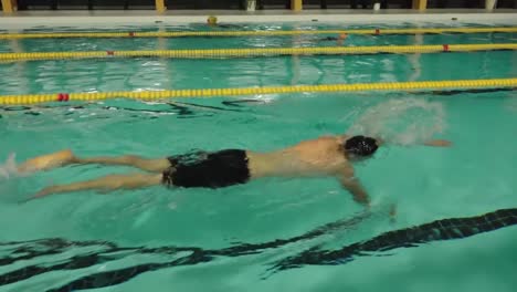 el hombre estaba haciendo ejercicio en la piscina