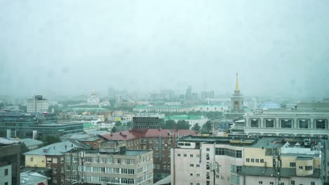 vista de la ciudad lluviosa a través de una ventana