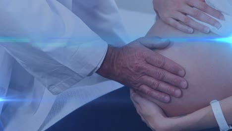 animación de puntos de luz sobre un médico biracial con una mujer embarazada caucásica